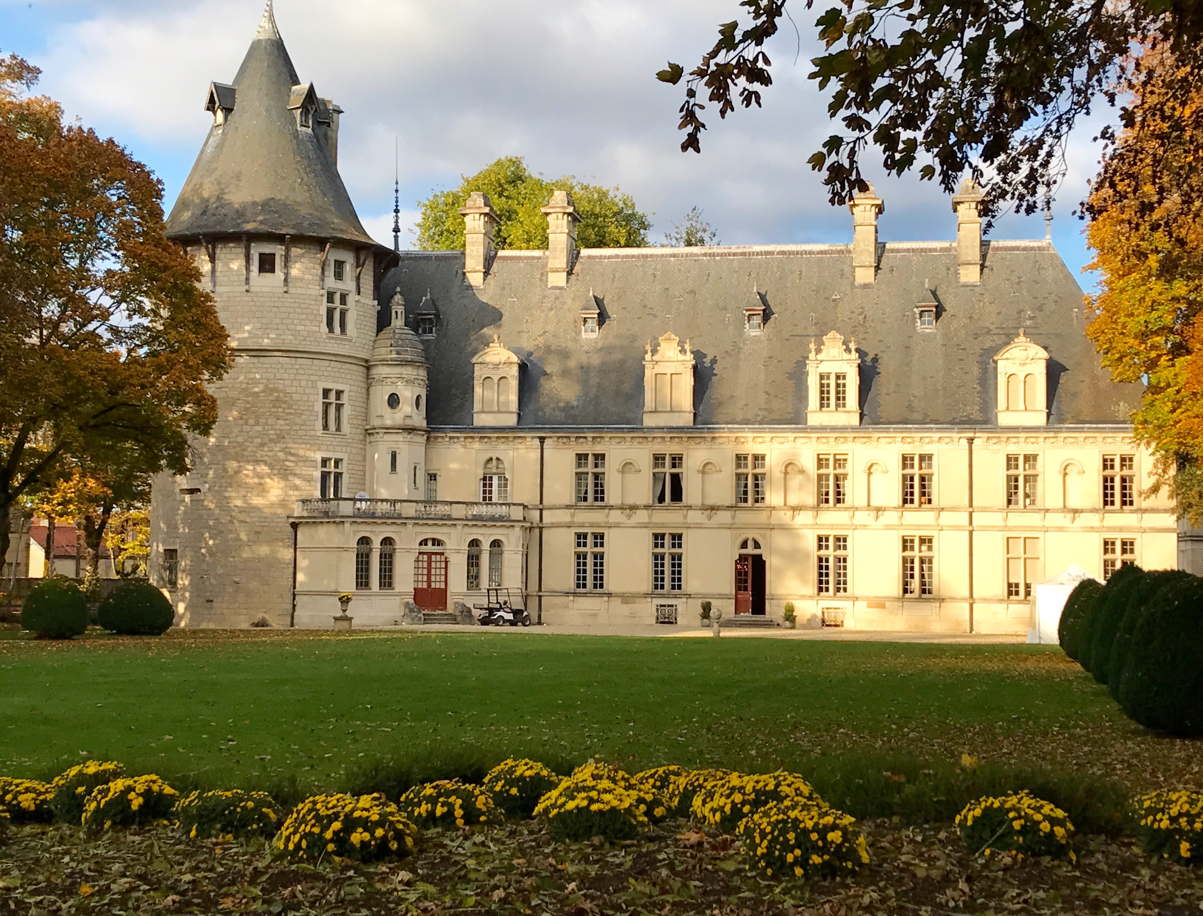 Château de Montigny-sur-Aube dates back to the 12th century and offers beauitful Crémants de Bourgogne. 